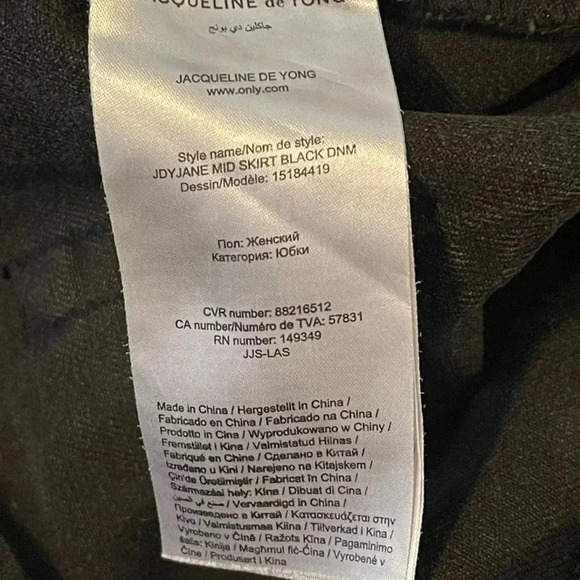 JDY black wash denim pencil skirt with split in front.
Size: 42 woman’s size 7 - Picture 7 of 12